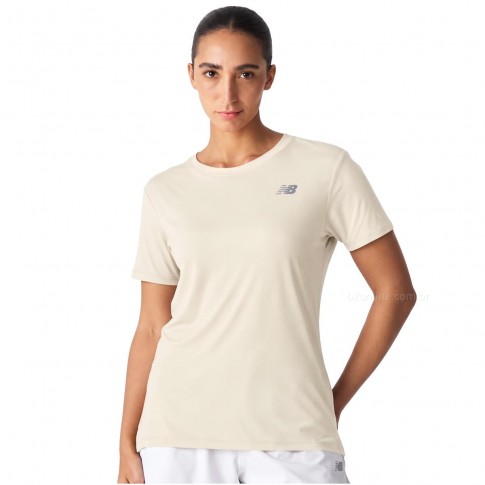 Camiseta New Balance Sport Essentials Feminina Bege / Bege