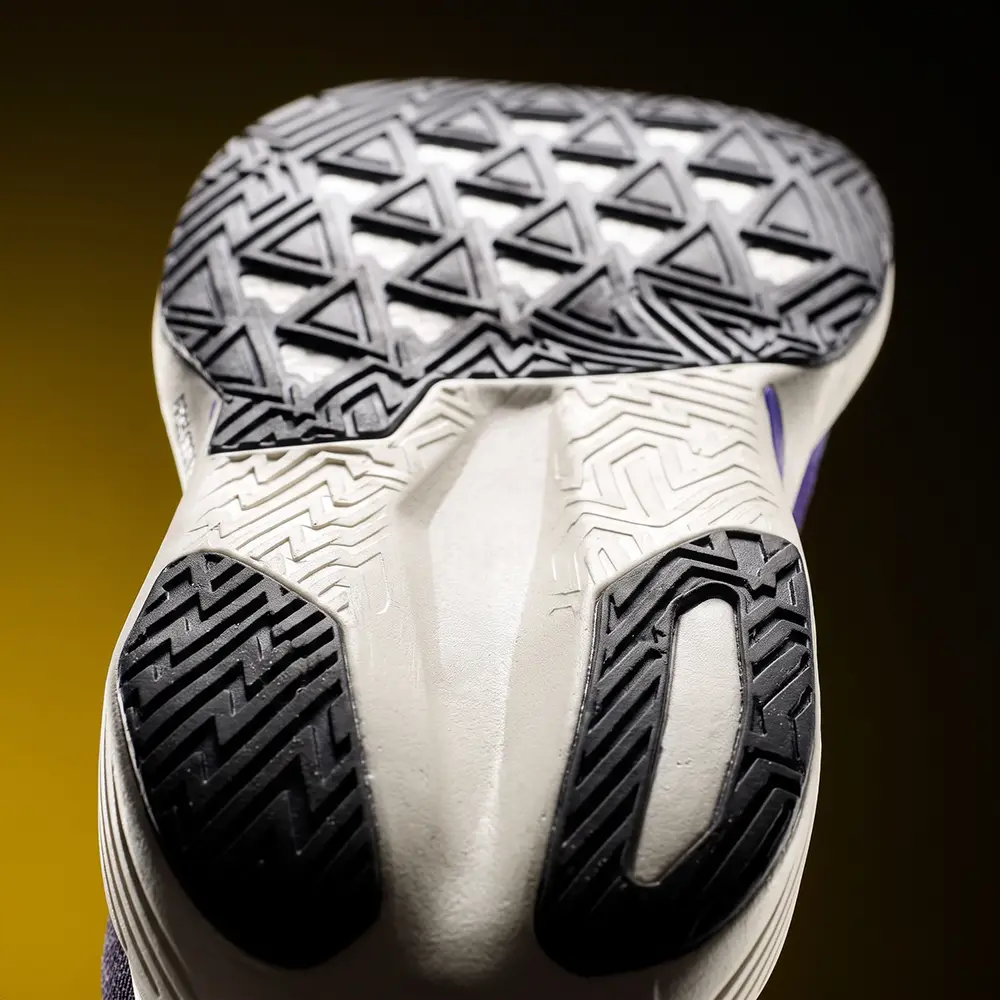 Detalhe do solado do New Balance FuelCell Rebel v5