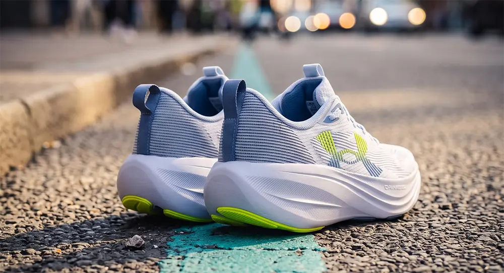 Tênis Under Armour Charged Endless Masculino em uso