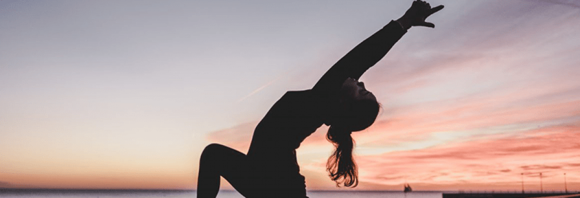 Mais de 40 posturas de yoga de diferentes modalidades