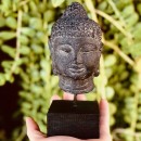 Cabeça de Buda em Pedra com Pedestal em Madeira - Decore o seu cantinho com propósito e Boas energias